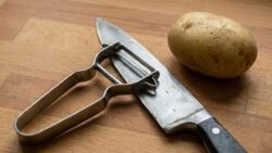 Potato Peeler Trick That Sharpens Dull Kitchen Knives in Under One Minute